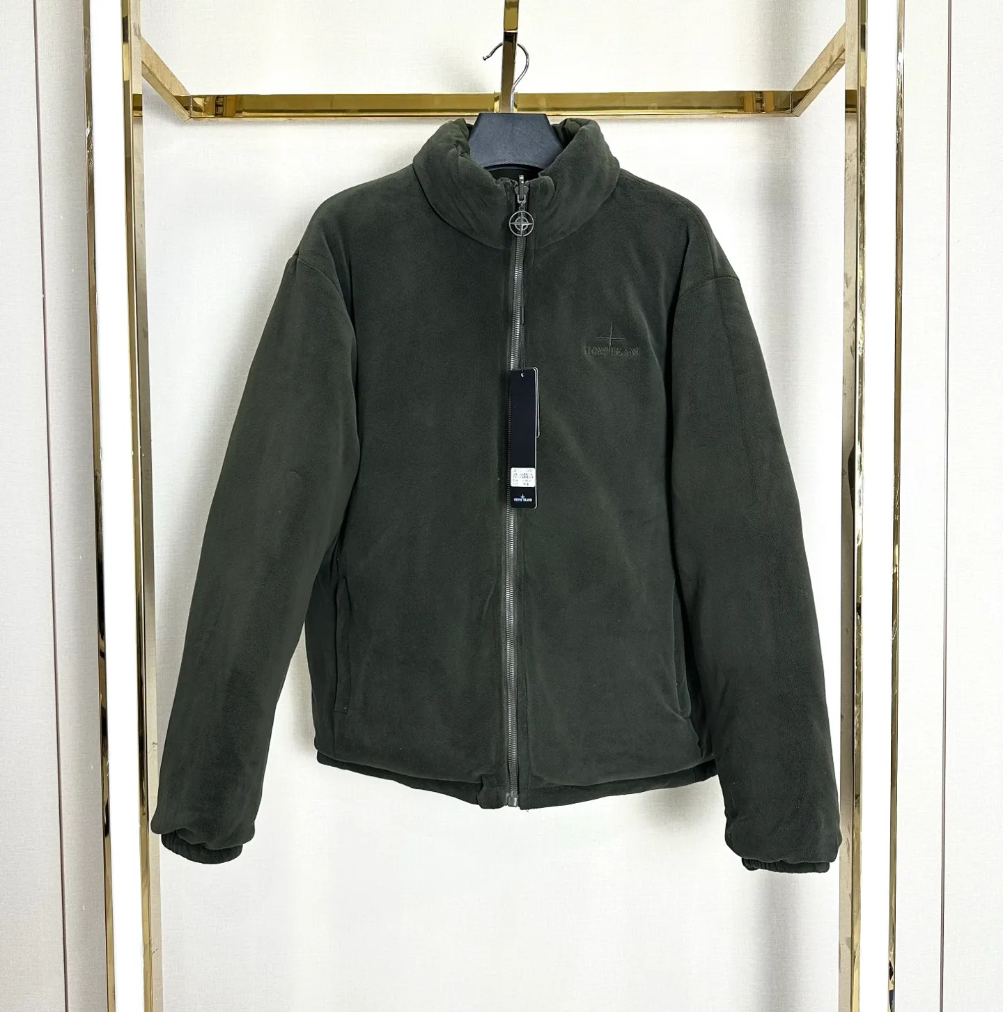 P340 (reverse picture) Stone Island double-sided thickened olley velvet embroidered cotton jacket. Color: black, military green, khaki, navy blue. Double-sided thickened ollie velvet. Thicker than most on the market. The reverse side is made of fine olley velvet with small particles. Double-sided design! Two clothes for one! Double the warmth! In addition, it has been treated with anti-static treatment, so it does not shed lint or stick to hair! The texture is quite good! Very high quality! Thousands of stitches of embroidery on the chest add a sense of design to the entire dress! The stand-up collar design makes the upper body look more energetic! It fits the neck very well and has better thermal insulation effect! Both the cuffs, hem and lining are all hemmed! Exquisite workmanship! More durable and less likely to deform! Pattern correction! Every detail is in place! The upper body effect is amazing, very firm! And it hides the flesh very well and makes you look slim! You can match it with whatever you want!